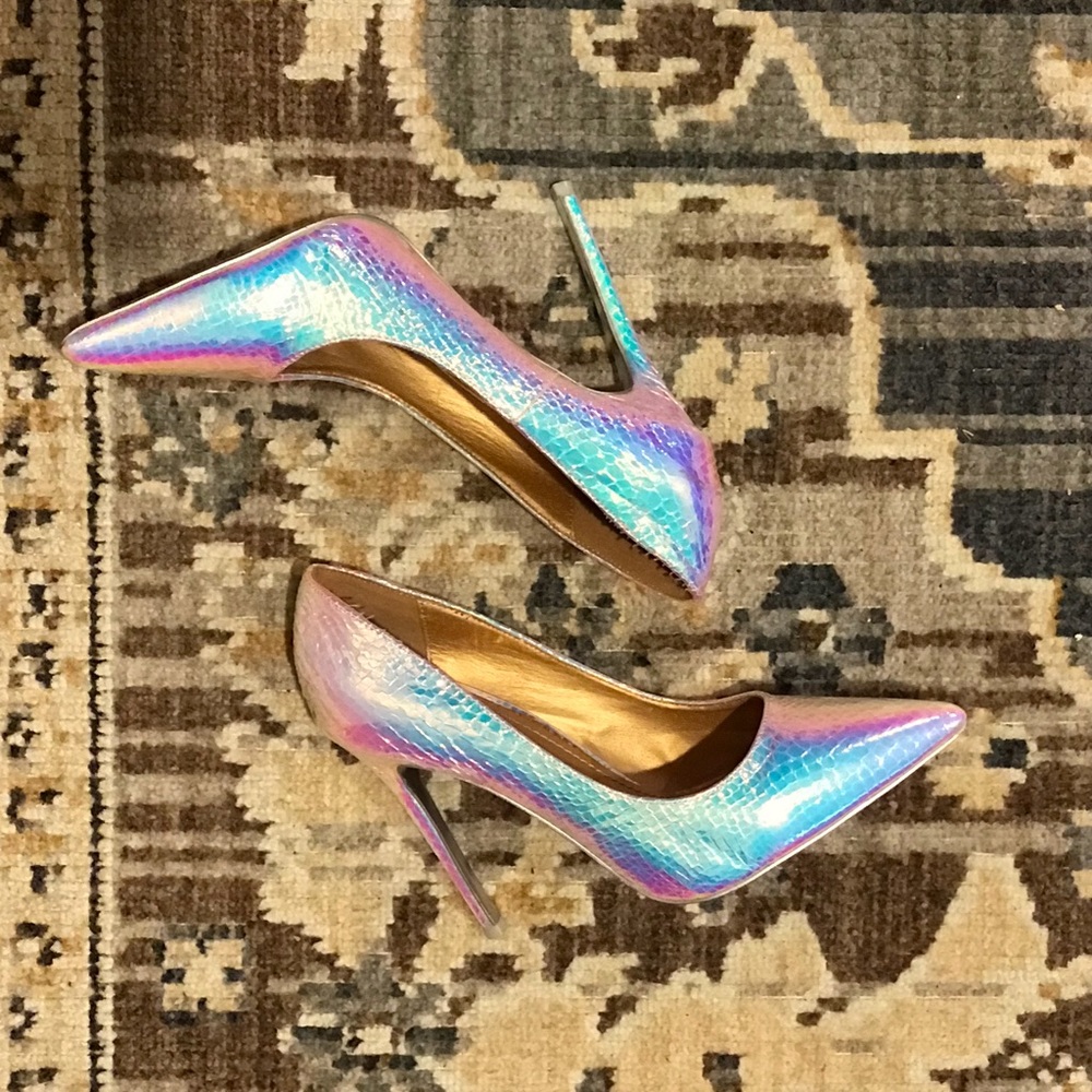 Iridescent pumps